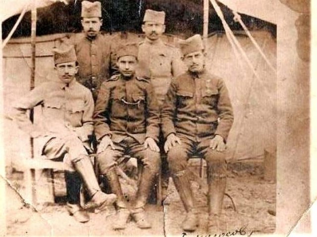 05 Milosav Vujičić i ratni drugovi, 03.01.1918. (prvi sa desne strane)