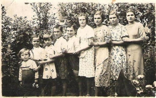 21 Bule, Voja, Radmila, Micko, Miroslav, Milojko, Zaga, Mila i Ruža (Svilajnac 1936.)
